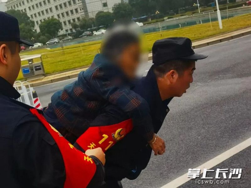 落水老人被救起,。長沙晚報通訊員 艾小文 供圖