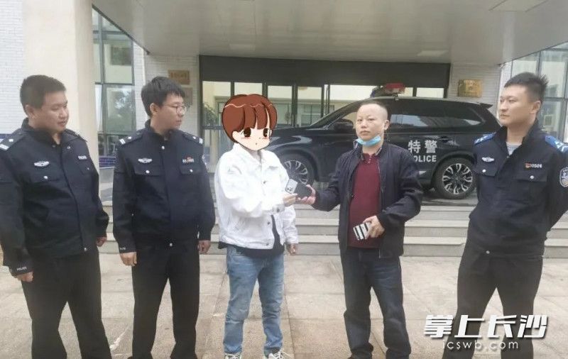 市民領(lǐng)回手機。