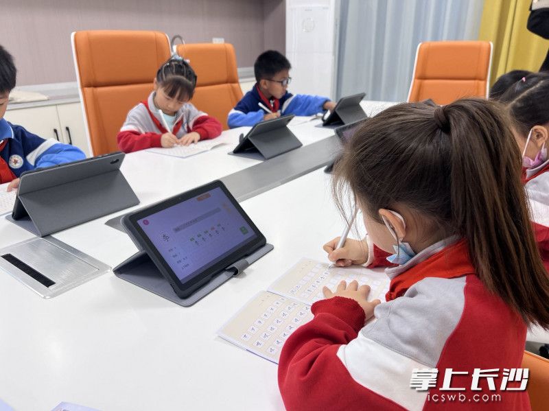 學(xué)生正在利用AI練字筆練字,。