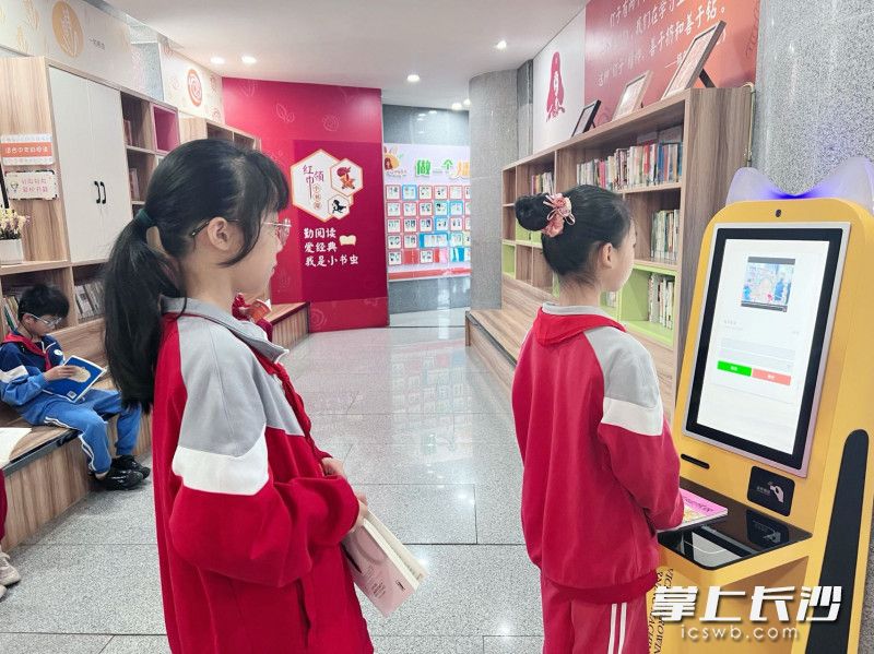 在雷鋒新城實(shí)驗(yàn)小學(xué),，近10萬(wàn)冊(cè)圖書(shū)分布在學(xué)校的各個(gè)空間。