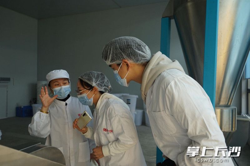 師生參觀沅江的大米食品加工廠,。均為通訊員供圖