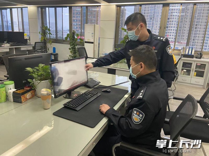反詐民警在進(jìn)行電話勸阻,。通訊員 供圖
