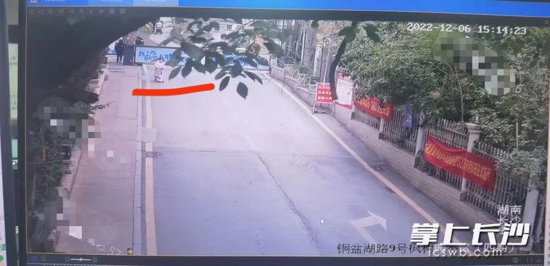 小女孩滑滑板的監(jiān)控視頻。