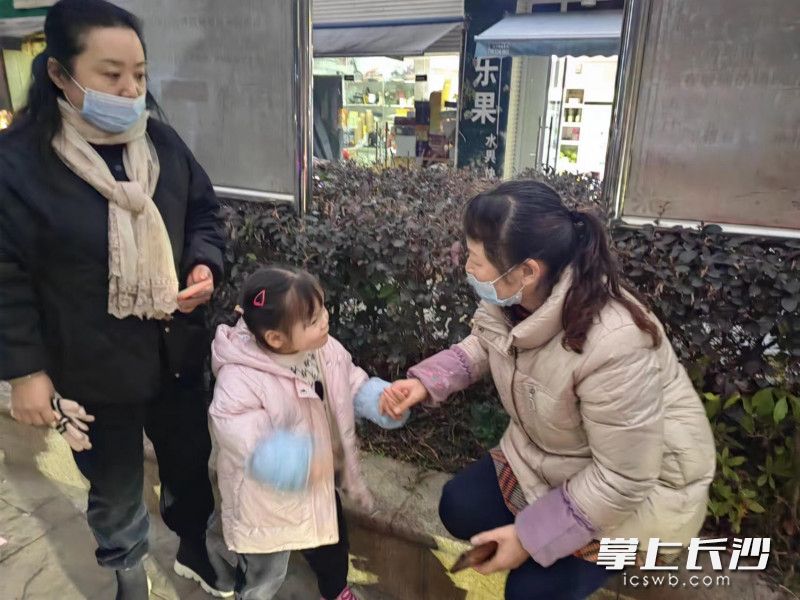 女孩奶奶找到了崗亭,。    岳麓交警供圖