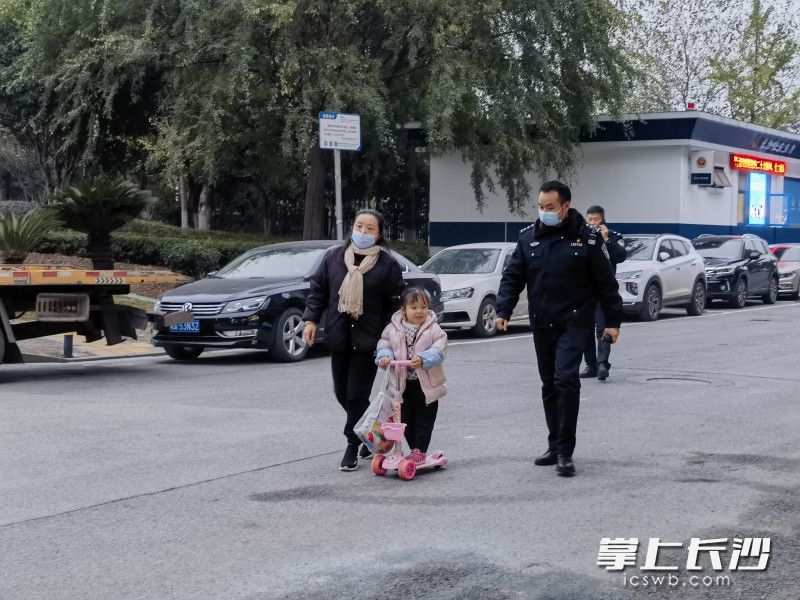 女孩在家人陪同下安全回家。