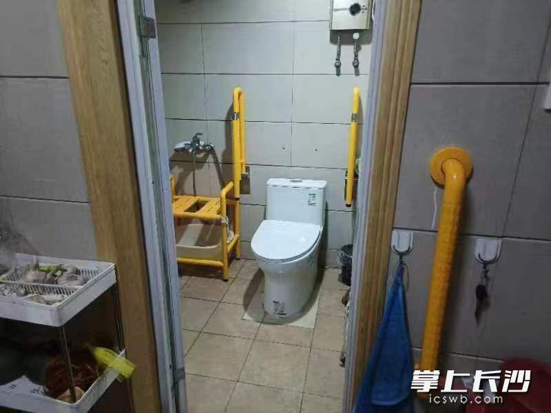 衛(wèi)生間也有扶手,。