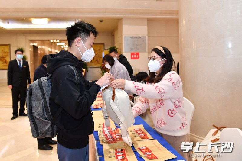 12月26日下午，出席政協(xié)長(zhǎng)沙市第十三屆委員會(huì)第二次會(huì)議的委員們陸續(xù)趕到駐地向大會(huì)報(bào)到,，豪情滿滿奔赴盛會(huì),。 長(zhǎng)沙晚報(bào)全媒體記者 王志偉 李鋒 攝影報(bào)道