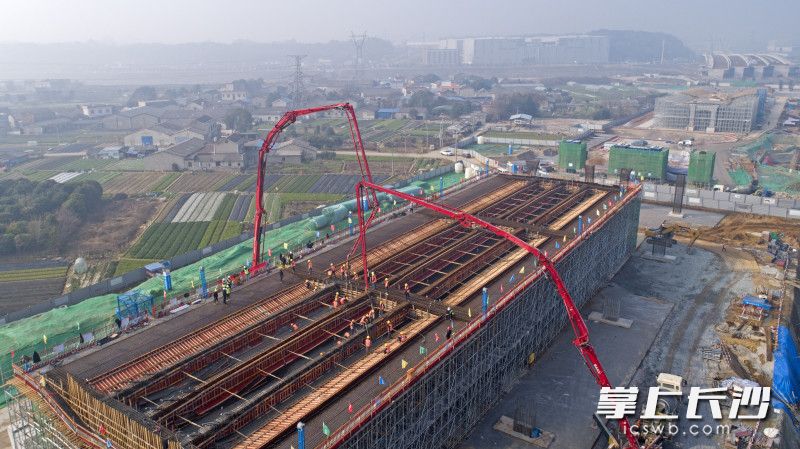 近日,，湘府東路（瀏陽河—黃興大道）建設(shè)工程完成首聯(lián)現(xiàn)澆箱梁澆筑,。  均為長沙晚報全媒體記者 王志偉 攝