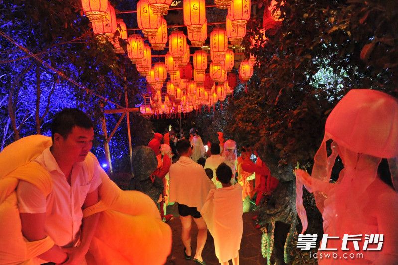 游客在灰湯紫龍灣溫泉度假區(qū)邊泡溫泉邊賞燈,。圖片均為資料圖片 長沙晚報全媒體記者 賀文兵 攝