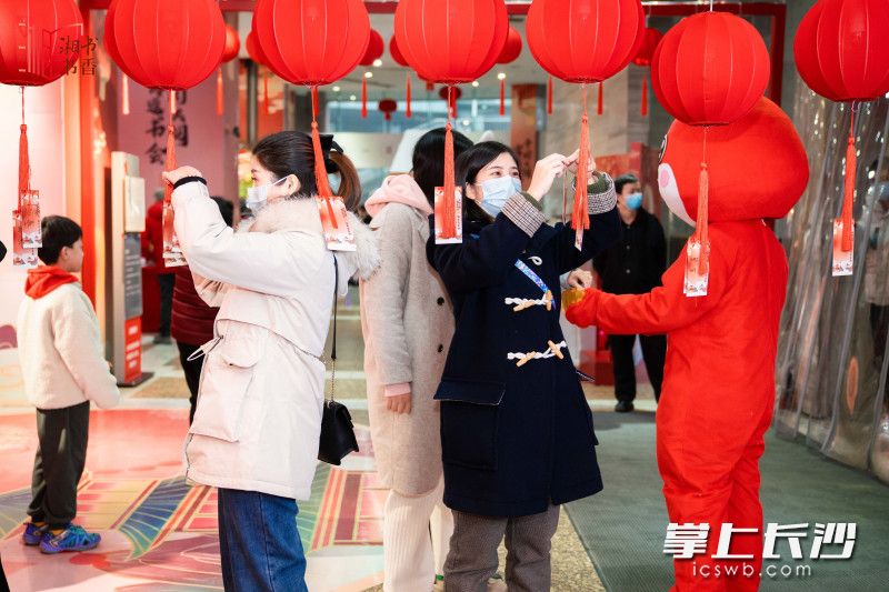 市民猜燈謎,。