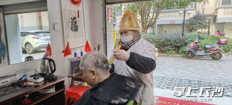唐金連在給居民理發(fā),。  均為長沙晚報全媒體記者鄧艷紅攝