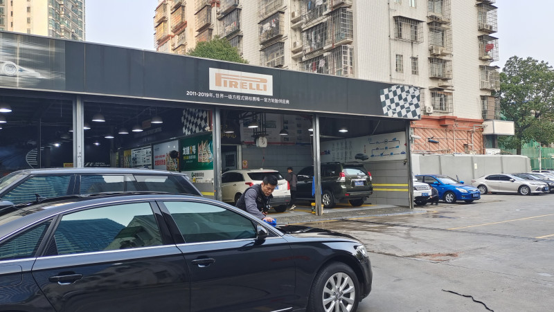 20日早上，佳誠車業(yè)完美生活店的洗車區(qū)就已經(jīng)一片忙碌。 長沙晚報全媒體記者 曹開陽 攝