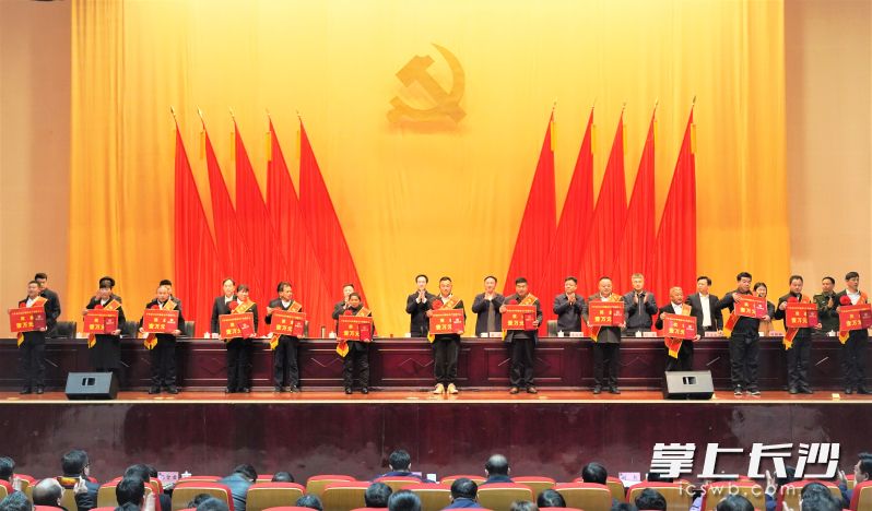 在寧鄉(xiāng)市委召開的2023年農(nóng)村工作會議上，為“寧鄉(xiāng)市2022年糧食生產(chǎn)先進個人”頒發(fā)榮譽證書和獎金的環(huán)節(jié),，令現(xiàn)場氣氛掀起了一輪高潮,。長沙晚報全媒體記者 張禹 通訊員 周娉 攝影報道