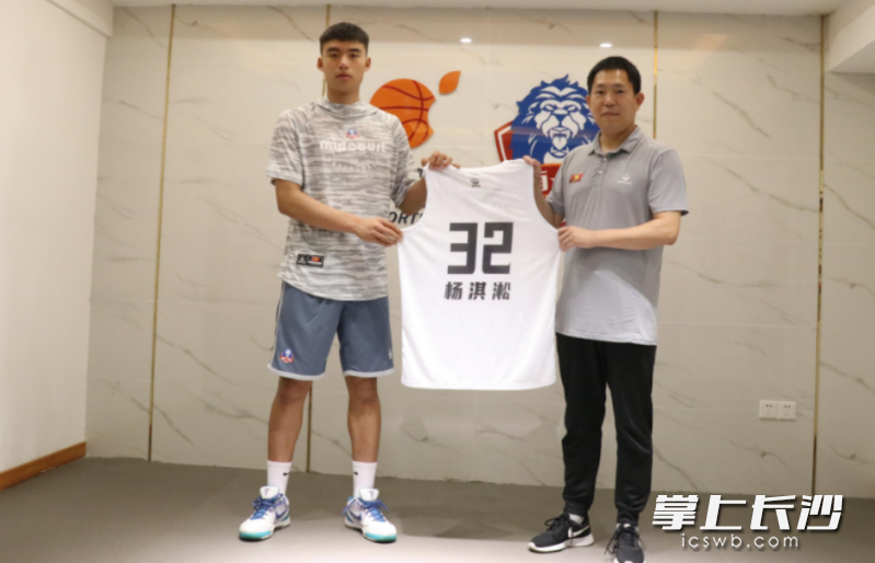 楊淇淞（左）簽約長沙勇勝,。均為資料圖片