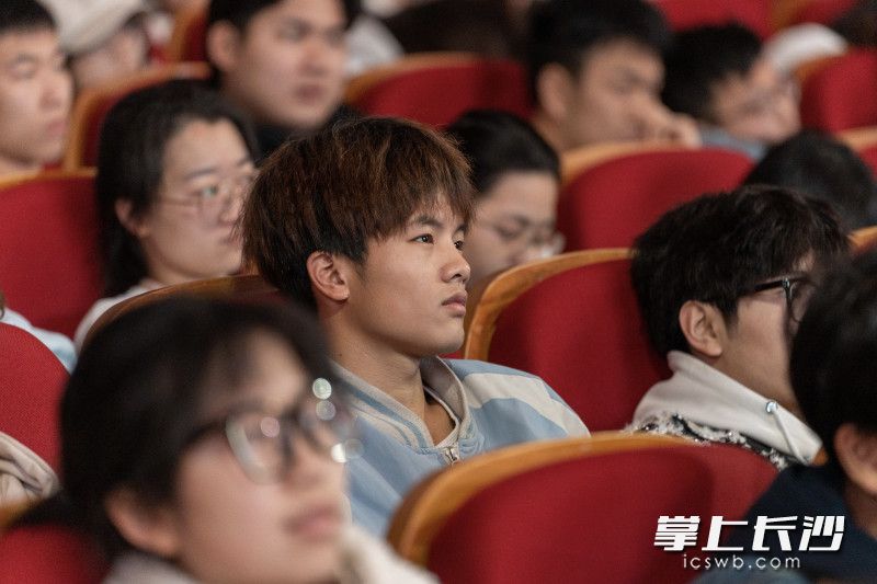 長(zhǎng)大學(xué)子用實(shí)際行動(dòng)在志愿服務(wù)中傳承紅色經(jīng)典、講好雷鋒故事,。