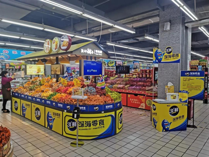 大超市隨處可見的“深海零食”是鹽津鋪子拳頭產(chǎn)品,。鹽津鋪子供圖