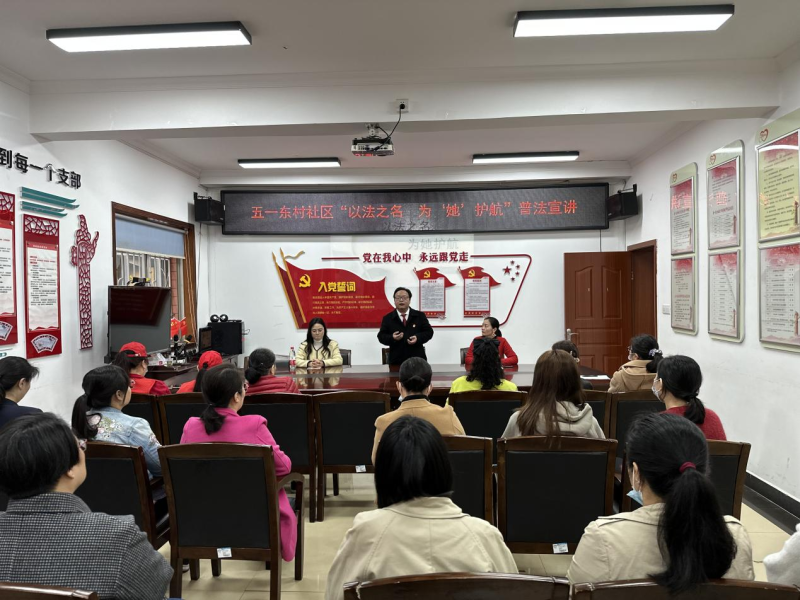 社區(qū)居民正在認(rèn)真聽取講座,。