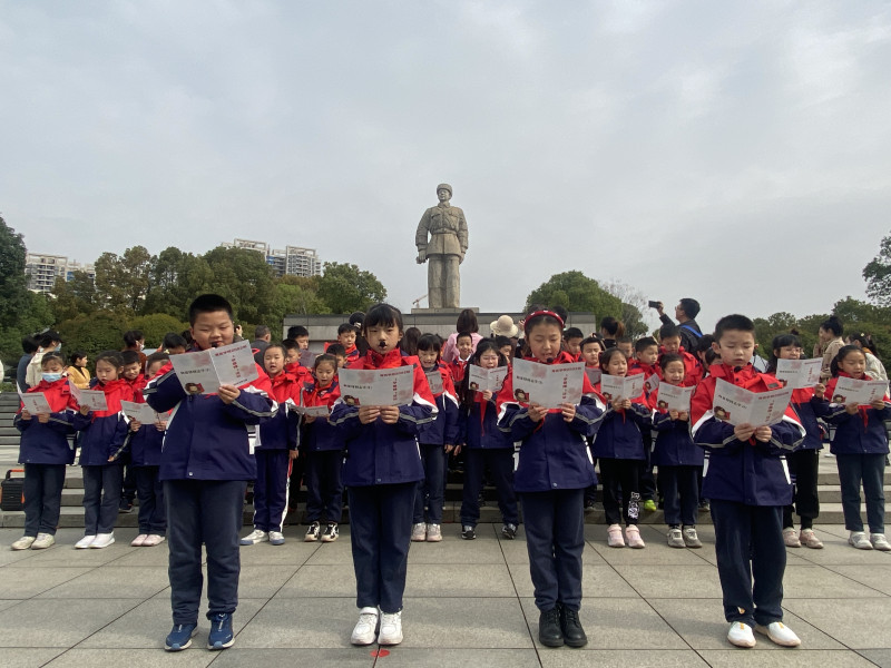 全體同學(xué)在雷鋒雕像前歌唱雷鋒，吟誦雷鋒。均為長沙晚報通訊員 周君 攝