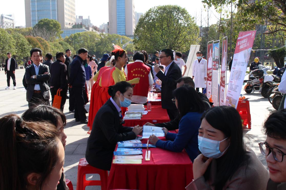 不少攤位前排起了隊(duì),。均為長(zhǎng)沙晚報(bào)通訊員 張偉 攝