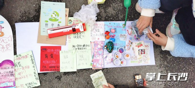 每個攤位上商品琳瑯滿目。