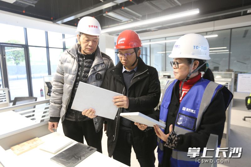 目前,，水電,、空調等安裝項目即將完成，油漆涂裝伴隨瓷磚鋪貼,、木工吊頂及隔墻封閉流水線逐步完工,。 全媒體記者 周游 通訊員 高興 攝