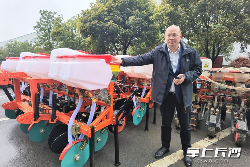 桑錸特董事長周志介紹公司最新款的大豆玉米聯(lián)合播種機,，話語親切得就像夸贊自己的孩子,。長沙晚報全媒體記者 張禹 攝