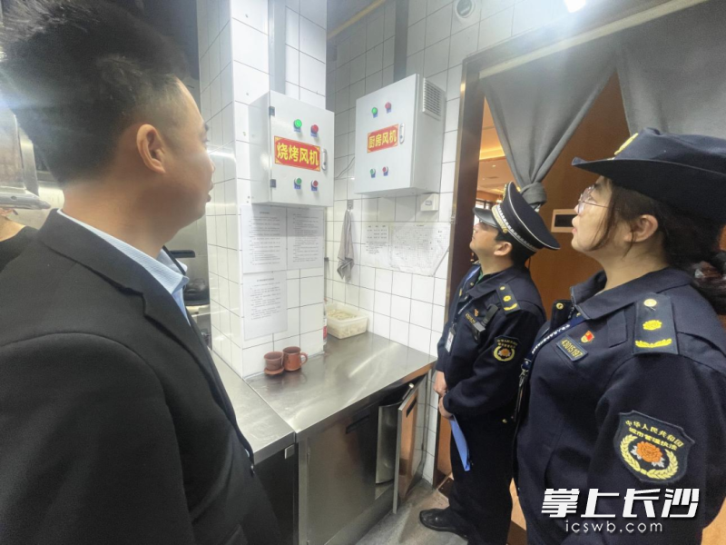 雨花區(qū)城管執(zhí)法大隊隊員對轄區(qū)內(nèi)的餐館油煙凈化器安裝使用情況進行檢查,。