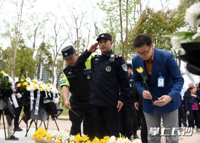 活動現(xiàn)場，黨員們向雷鋒父母墓獻上鮮花,。均為長沙晚報全媒體記者 劉琦 攝
