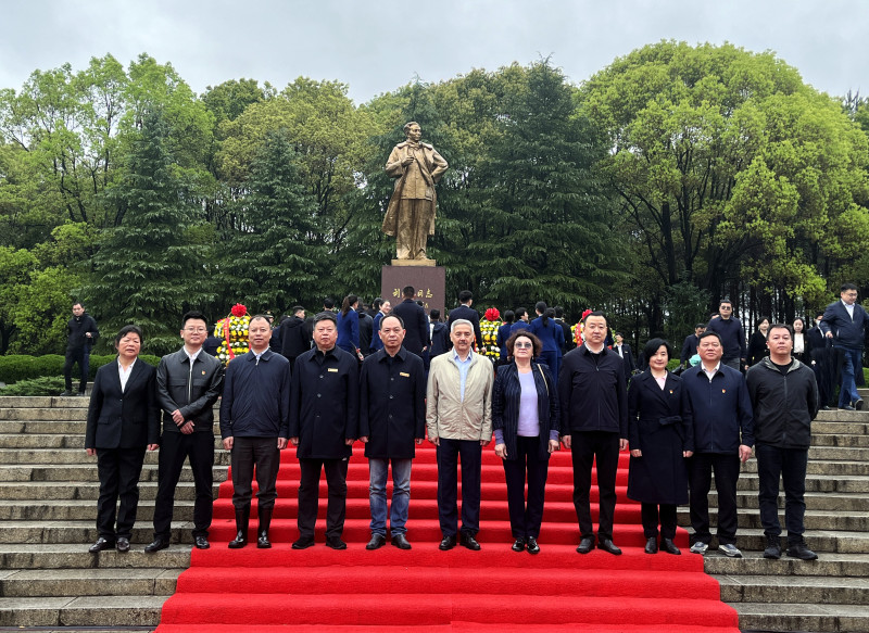 劉少奇長孫阿廖沙（前排左六）等7位劉家親屬代表,，回到劉少奇故里參加清明緬懷活動,。