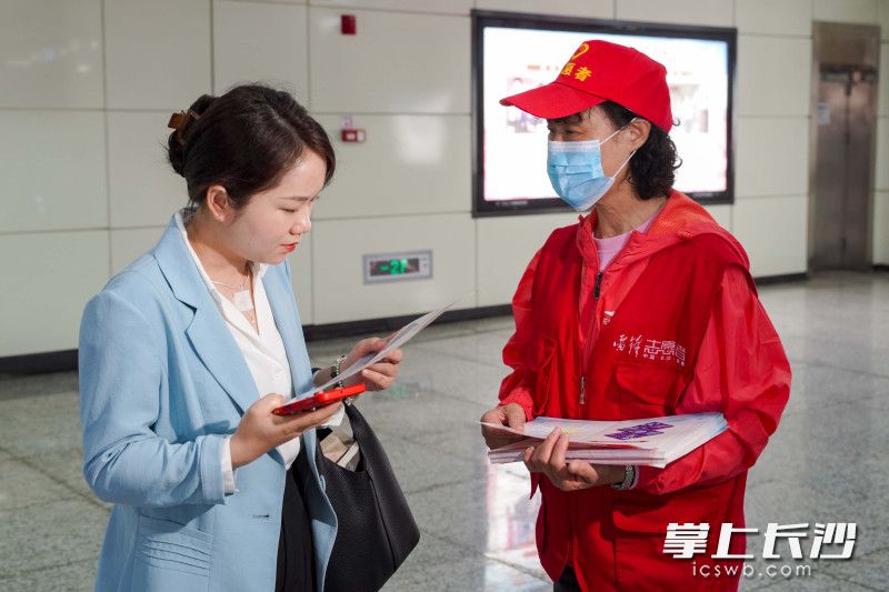 地鐵站內(nèi)，志愿者們正在為市民普及國家安全知識(shí),。長沙晚報(bào)全媒體記者 劉曉敏 攝