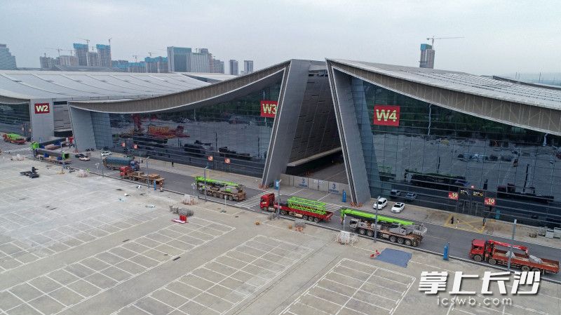 今日上午,，中聯(lián)重科2400噸全地面起重機(jī)進(jìn)場布展,，該設(shè)備全部展開后高度可達(dá)175米，是2023長沙國際工程機(jī)械展最高的產(chǎn)品,。 均為長沙晚報全媒體記者 王志偉 攝
