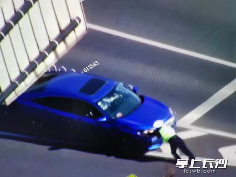開(kāi)福交警大隊(duì)輔警蔡耀湘路面推車,。