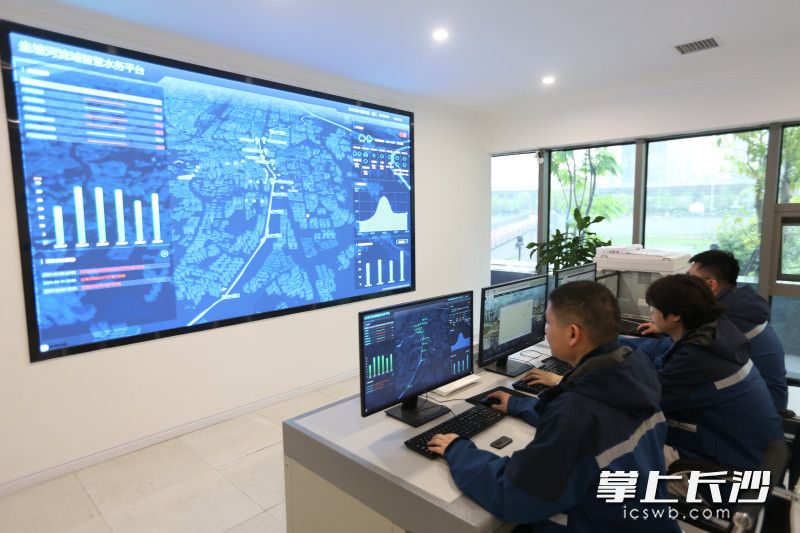 工作人員只需在電腦前輕點(diǎn)鼠標(biāo),，圭塘河智慧水務(wù)系統(tǒng)就能對(duì)水體水質(zhì),、雨量,、水量進(jìn)行監(jiān)測(cè)。 均為長(zhǎng)沙晚報(bào)全媒體記者 周游 通訊員 高興 攝影報(bào)道