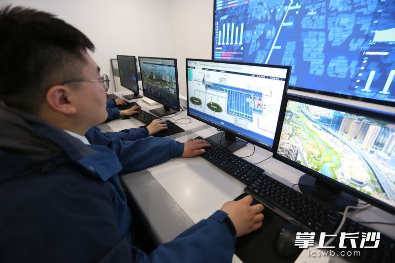 工作人員正在操作智慧系統(tǒng),。 