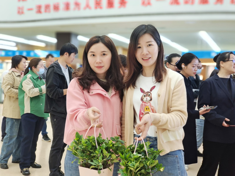 在寧鄉(xiāng)市市民之家,，市民朋友開心領(lǐng)取了免費(fèi)贈送的梔子花盆栽,。長沙晚報(bào)全媒體記者 張禹 通訊員 楊發(fā)瑛 鄭旺 攝影報(bào)道