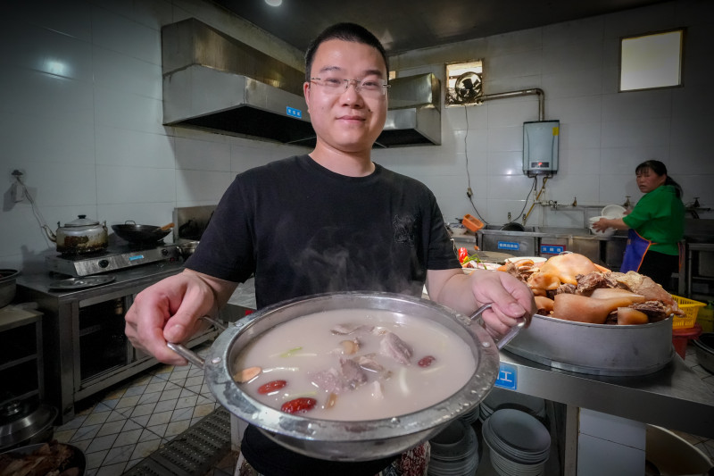 在寧鄉(xiāng)資福帶皮牛肉農(nóng)莊,，新一代美食傳承人喻峰也掌握了烹制秘訣。  均為長沙晚報全媒體記者 陳飛 攝