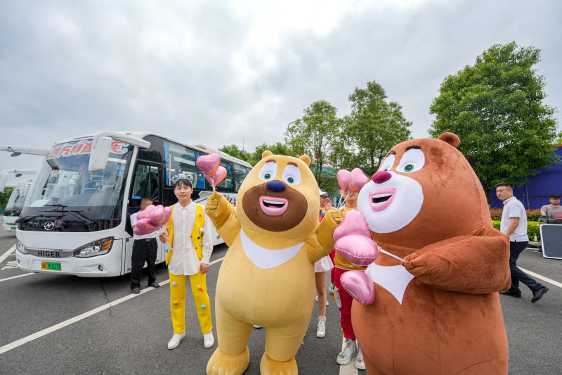 5月31日上午,，長(zhǎng)沙方特旅游直通車成功首發(fā),，打扮成熊大和熊二的人偶迎接首批體驗(yàn)游客。均為長(zhǎng)沙晚報(bào)全媒體記者 陳飛 攝