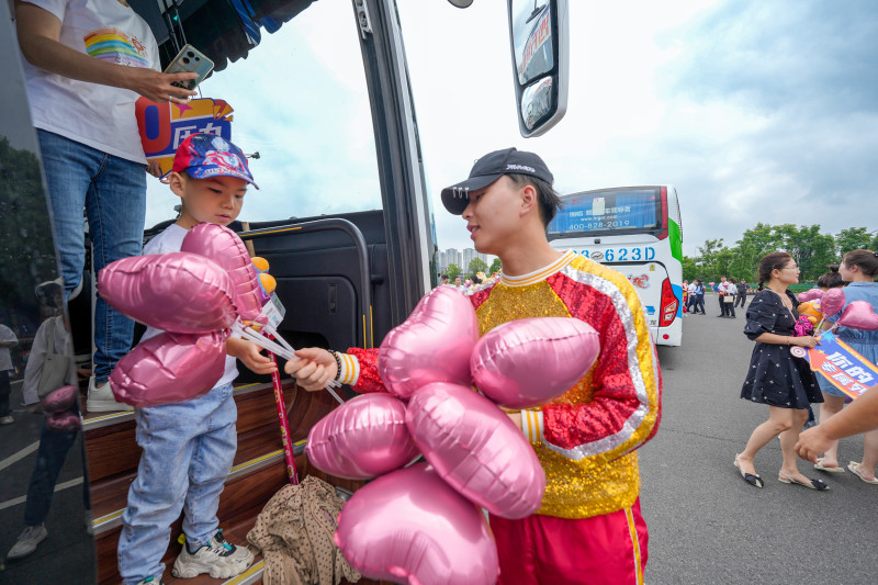 長(zhǎng)沙方特旅游直通車成功首發(fā)，首批體驗(yàn)游客受到熱情歡迎,。
