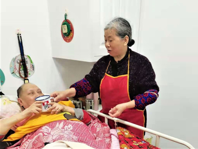 46年如一日悉心照顧癱瘓在床的丈夫，如今滿頭白發(fā)的黃淑梅,，眼里依然充滿了柔情,。長沙晚報全媒體記者 張禹 通訊員 段華良 攝影報道