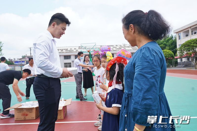 團山小學的孩子們收到了愛心企業(yè)贈送的文體用品。均為長沙晚報全媒體記者 張禹 通訊員 段華良 攝影報道