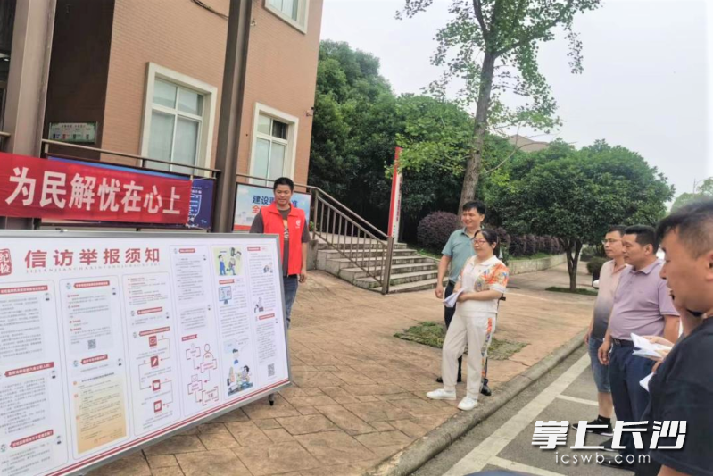 在街頭巷尾最能抓住群眾的眼球，寧鄉(xiāng)夏鐸鋪鎮(zhèn)紀(jì)檢宣傳很接地氣,。長沙晚報(bào)通訊員 鄭伊棋 攝