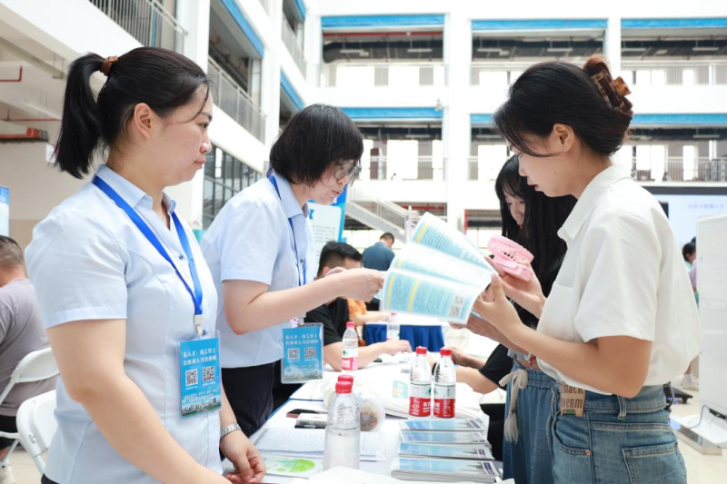 雙選會(huì)現(xiàn)場,，畢業(yè)生正在了解用人單位的相關(guān)情況,。均為長沙晚報(bào)通訊員 凌敏 錢慧 供圖