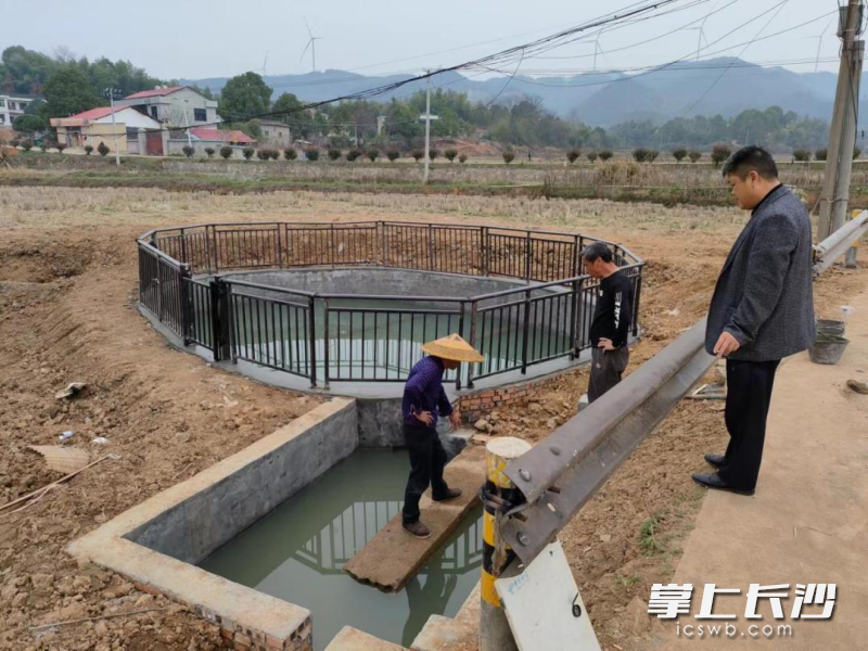 隨著灰湯鎮(zhèn)村（居）民代表聯(lián)系服務(wù)群眾工作推進(jìn)，竹田村川門(mén)灣組順利完成了一口古井的修繕,。均為受訪方供圖