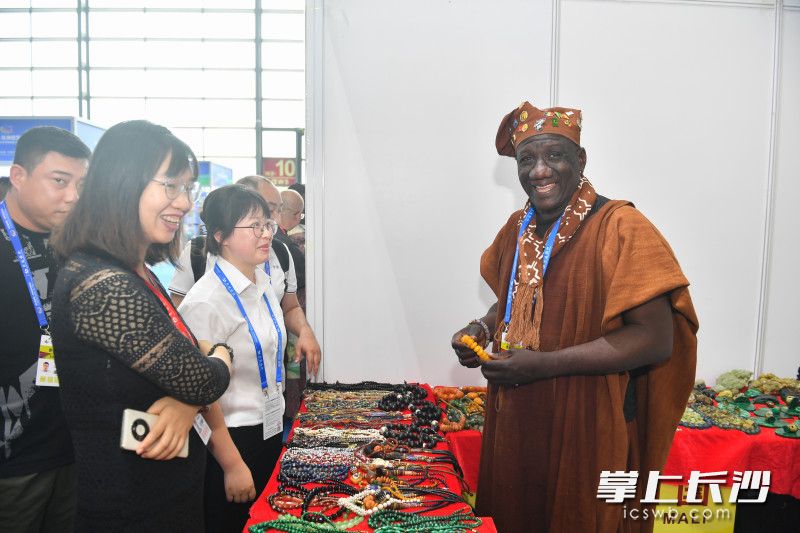 一位連續(xù)三年都參加中非經(jīng)貿(mào)博覽會(huì)的非洲友人跟顧客們聊得很開心,。