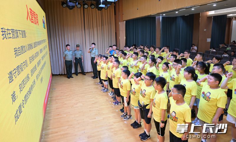 “我自愿加入胖墩瘦身夏令營，自覺遵守營規(guī)守則,，堅決服從各項指令……”55名小胖墩們在營旗下集體宣誓,。 