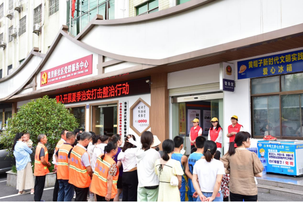 7月7日,，集里橋社區(qū)“愛心冰箱”公益活動啟動,。均為受訪者供圖