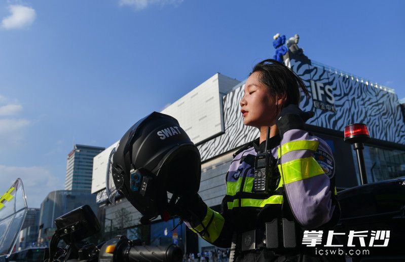 三伏天,，長(zhǎng)沙女子特警大隊(duì)周子祺巡邏兩圈回來(lái)取下頭盔后已是滿(mǎn)頭大汗,。均為長(zhǎng)沙晚報(bào)全媒體記者 鄒麟 攝