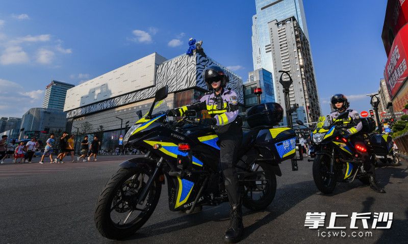 三伏天,，長(zhǎng)沙女子特警大隊(duì)兩名隊(duì)員正在五一商圈巡邏。