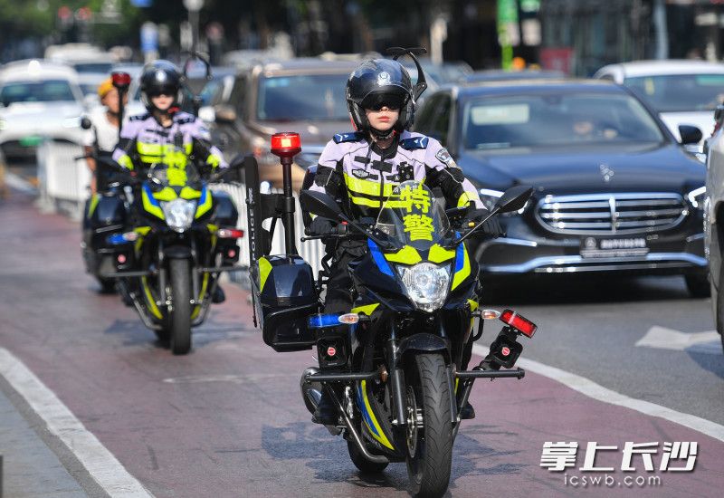 三伏天，長(zhǎng)沙女子特警大隊(duì)兩名隊(duì)員正在五一商圈巡邏,。