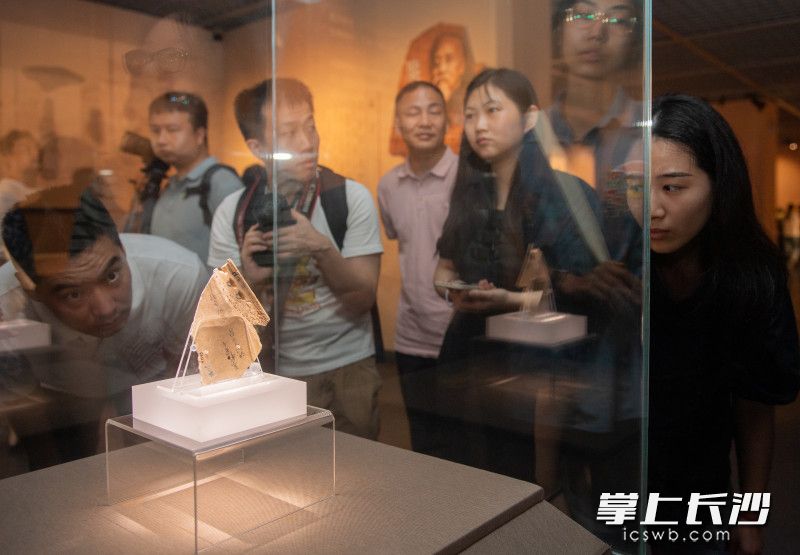 7月21日上午,，長沙簡牘博物館攜手旅順博物館,，隆重推出的“鑒古知今——羅振玉藏品展”在簡牘博物館開幕，市民正在觀看展覽。